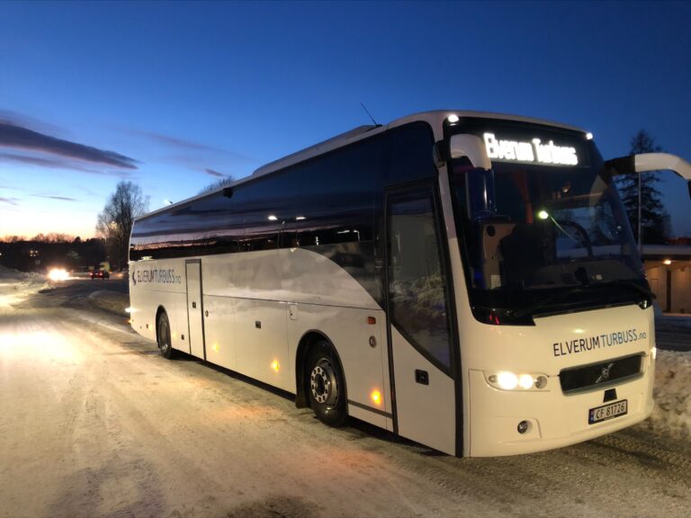 Volvo 9500 til Elverum Turbuss venter på passasjerer til busstur.