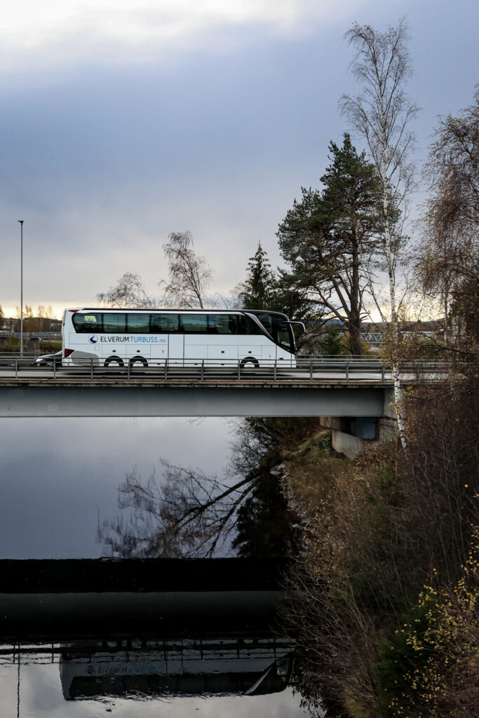 Buss fra Elverum Turbuss kjører over ei bru.